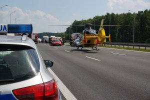 Śmigłowiec LPR zabiera ranną kobietę do szpitala