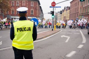 Policjant drogówki zabezpieczający skrzyżowanie