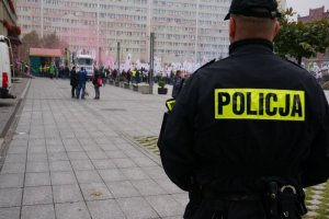 Policjanci zabezpieczający Plac Jana Pawła II