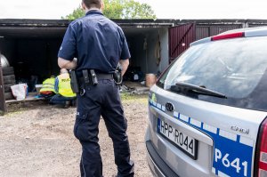 Akcja rudzkich policjantów - narkotyki i tytoń w dwóch garażach - oględziny