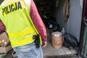 Akcja rudzkich policjantów - narkotyki i tytoń w dwóch garażach - oględziny