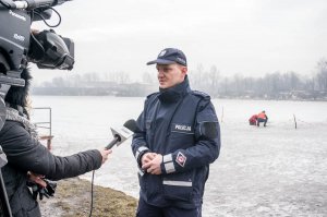 Mł.asp. Roman Aleksandrowicz przed kamerą TV Sfera ostrzegał o nieodpowiedzialnej zabawie na lodzie