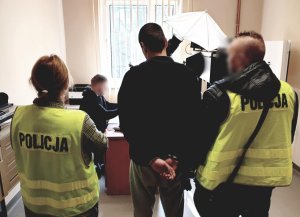 zdjęcie - policjanci z zatrzymanym w pomieszczeniu daktyloskopii i sygnalityki