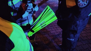 Policjant trzymający odblaski akcji Świeć Przykładem