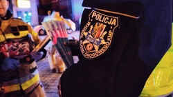 Policjant trzymający odblaski akcji Świeć Przykładem