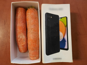 zdjęcie przedstawia zawartość paczki otrzymanej przez rudzianina, pudełko po telefonie w środku dwie marchewki
