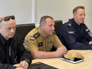 zdjęcie - komendant policji, straży pożarnej i prezes ochotniczej straży pożarnej z Rudy Śląskiej siedzą przy stole konferencyjnym