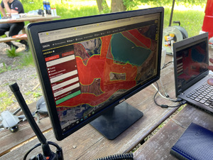 zdjęcie - monitor z wyświetloną w aplikacji siron mapą wskazującą na postępy przeszukiwania trerenu