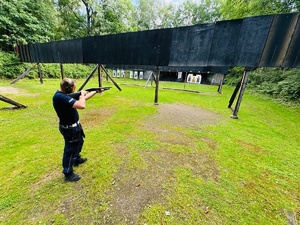 zdjęcie przedstawia zajęcia na strzelnicy otwartej podczas których strzela ze strzelby gładkolufowej