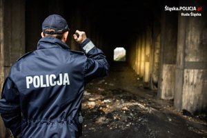 zdjęcie poglądowe pokazujące policjanta sprawdzającego opuszczony tunel