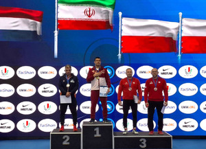 zdjęcie z dekoracji medalami, na podium stoją zawodnicy