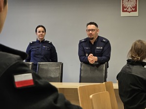 zdjęcie przedstawia policjantów przekazujących uczniom najważniejsze informacje dotyczące rekrutacji