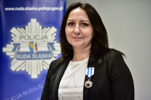 zdjęcie przedstawia kobietę z odznaką honorowego dawcy krwi