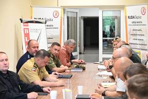 zdjęcie przedstawia zebranie sztabu kryzysowego, siedzące przy stole osoby wchodzące w skład sztabu - foto UM w Rudzie Śląskiej