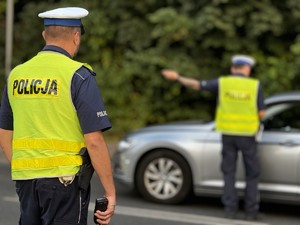zdjęcie poglądowe pokazujące kontrolę prowadzoną przez policjantów z drogówki - foto z archiwum rudzkiej policji