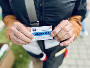 Zdjęcie przedstawia kartę iCE w dłoniach seniora