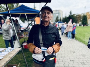 Senior z karta iCE pozuje do zdjęcia