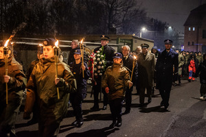 zdjęcie przedstawia kadetów i gości podczas przemarszu