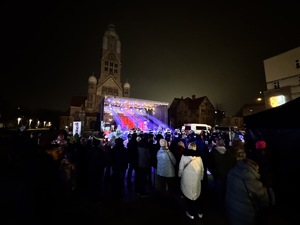 zdjęcie z koncertu policyjnej orkiestry na rudzkim jarmarku - ogólny widok na scenę, orkiestrę i kościół