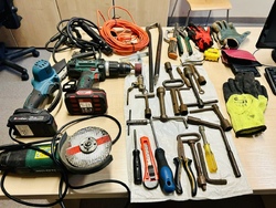 Zdjęcie przedstawia zatrzymane narzędzia i przedmioty