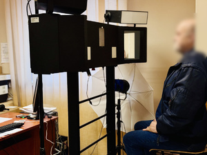 Zdjęcie przedstawia zatrzymanego w czasie wykonywania zdjęć