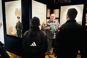 Uczniowie w Izbie Pamięci Komendy Wojewódzkiej Policji w Katowicach