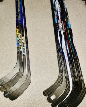 Zdjęcie zabezpieczonych kijów hokejowych