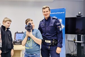 Policjant z uczniem pozują do zdjęcia