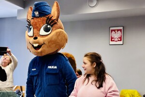 Sierżant Ruda i uczennica w trakcie wesołej zabawy