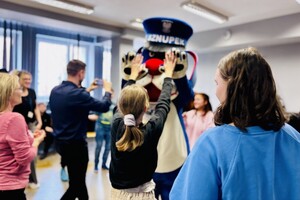 Sznupek i uczennica w trakcie wesołej zabawy