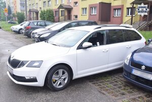 Pojazd z rozbitą szybą