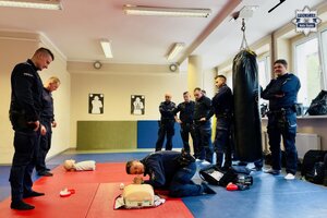 Policjanci w trakcie szkolenia z zakresu pierwszej pomocy