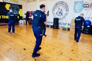 Policjanci w trakcie szkolenia z zakresu technik i taktyk interwencji