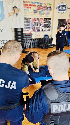 Policjanci w trakcie szkolenia z zakresu technik i taktyk interwencji