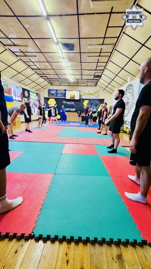 Policjanci w trakcie szkolenia z zakresu technik i taktyk interwencji