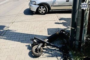 Hulajnoga elektryczna i samochód po zdarzeniu