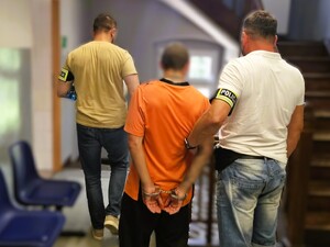 policjanci z zatrzymanym