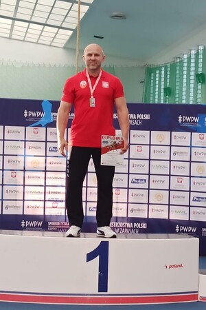 zdjęcie przedstawia policyjnego zapaśnika na podium