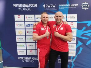zdjęcie przedstawia policyjnego zapaśnika z bratem
