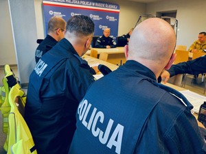 sala odpraw z siedzącymi policjantami