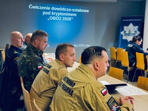 strażacy, policjanci i pogranicznicy siedzący w trakcie odprawy kierownictwa przed ćwiczeniami Obóz 2026