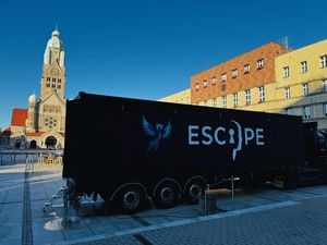 Escape Truck stojący na płycie placu przed Urzędem Miasta w Rudzie Śląskiej