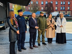 Prezydent miasta, Komendanci Policji i Straży Granicznej oraz Dyrektorki rudzkich szkół stojące w trakcie konferencji prasowej