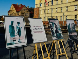 tablice wystawy związanej z handlem ludźmi