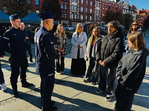 policjant tłumaczący młodzieży zasady przejścia przez pomieszczenia Escape Trucka