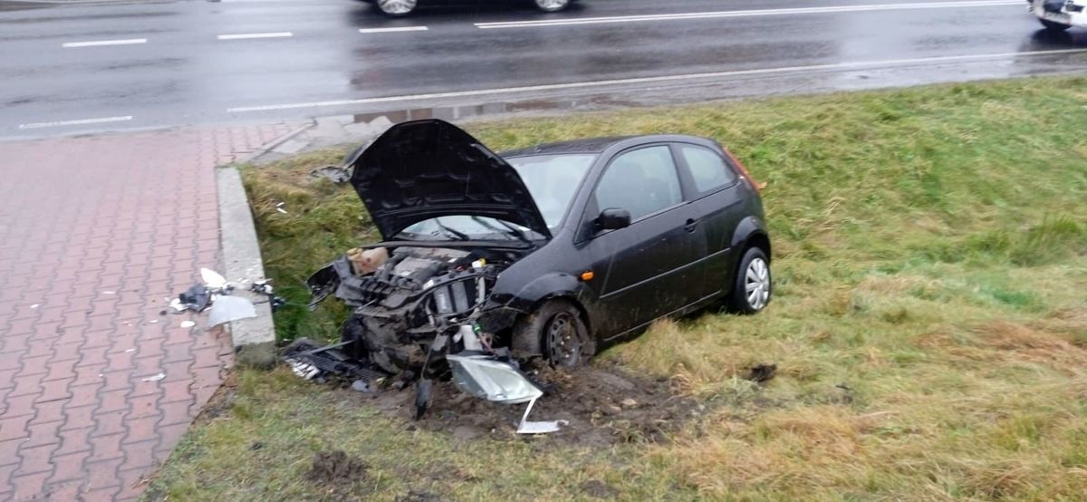 Uszkodzony samochód osobowy, w wyniku wypadku, w którym śmierć poniósł 61-latek.