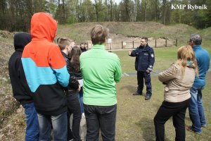 Wizyta uczniów klasy o profilu bezpieczeństwo publiczne z Zespołu Szkół nr 5 im. Józefa Rymera w Rybniku w KMP w Rybniku