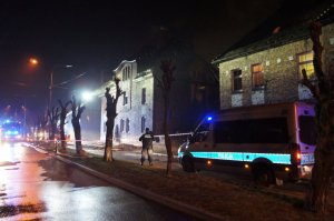 Pożar kamienicy w Czerwionce-Leszczynach. Policjanci zabezpieczają miejsce zdarzenia.