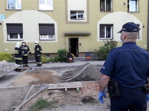 Służby zabezpieczają miejsce pożaru w bloku mieszkalnych przy ulicy Patriotów w Rybniku-Boguszowicach.