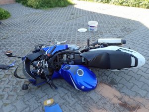Uszkodzony motocykl w wyniku wypadku drogowego.